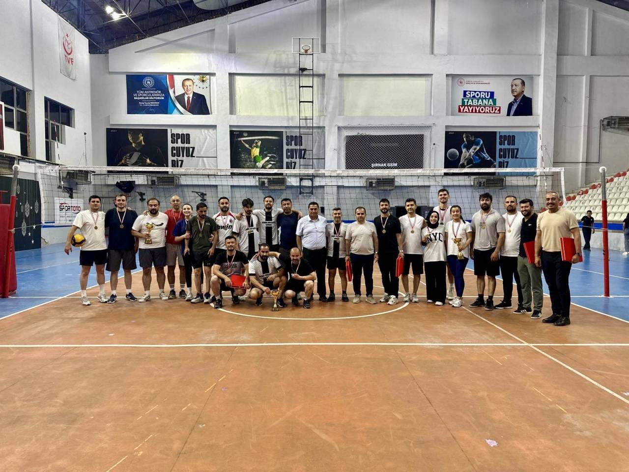 sirnakta-ogretmenler-arasi-voleybol-turnuvasi-sona-erdi-1.jpg
