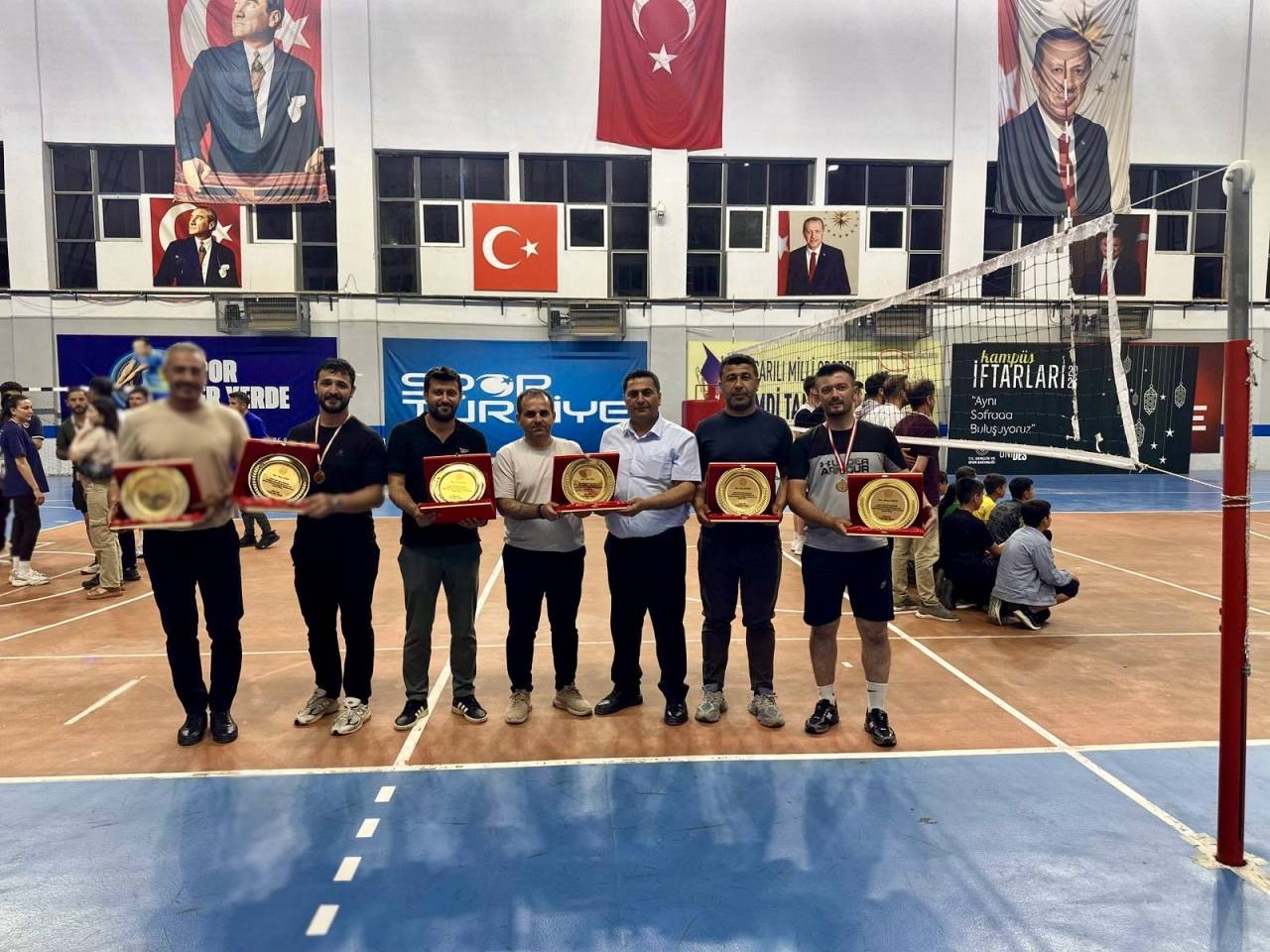 sirnakta-ogretmenler-arasi-voleybol-turnuvasi-sona-erdi-3.jpg