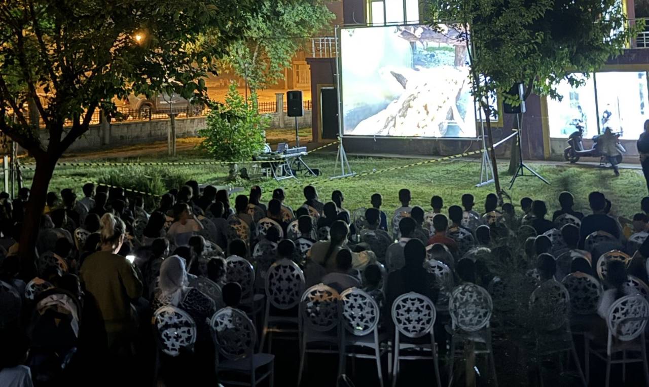 silopi-belediyesinden-cocuklara-acik-hava-sinema-etkinligi2.jpg