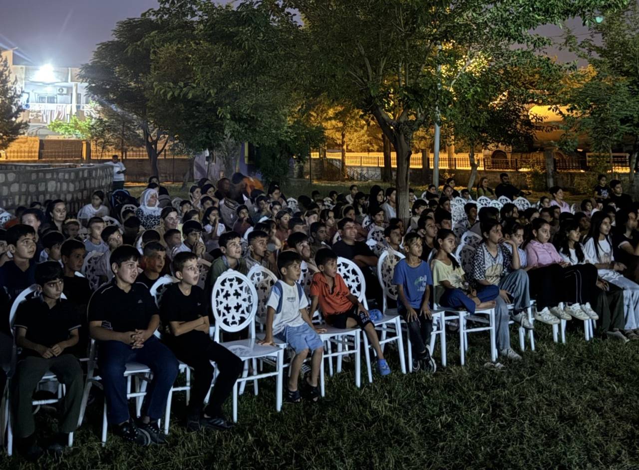 silopi-belediyesinden-cocuklara-acik-hava-sinema-etkinligi3.jpg