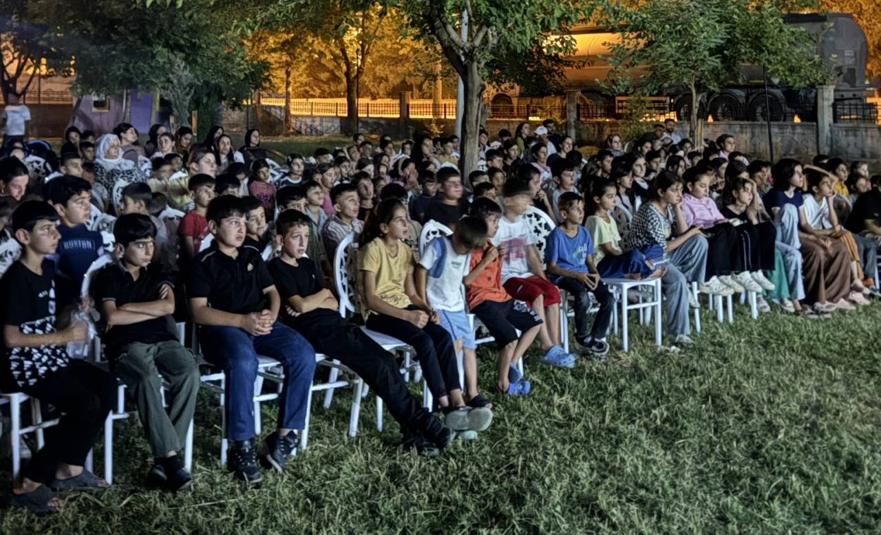 silopi-belediyesinden-cocuklara-acik-hava-sinema-etkinligi4.jpg
