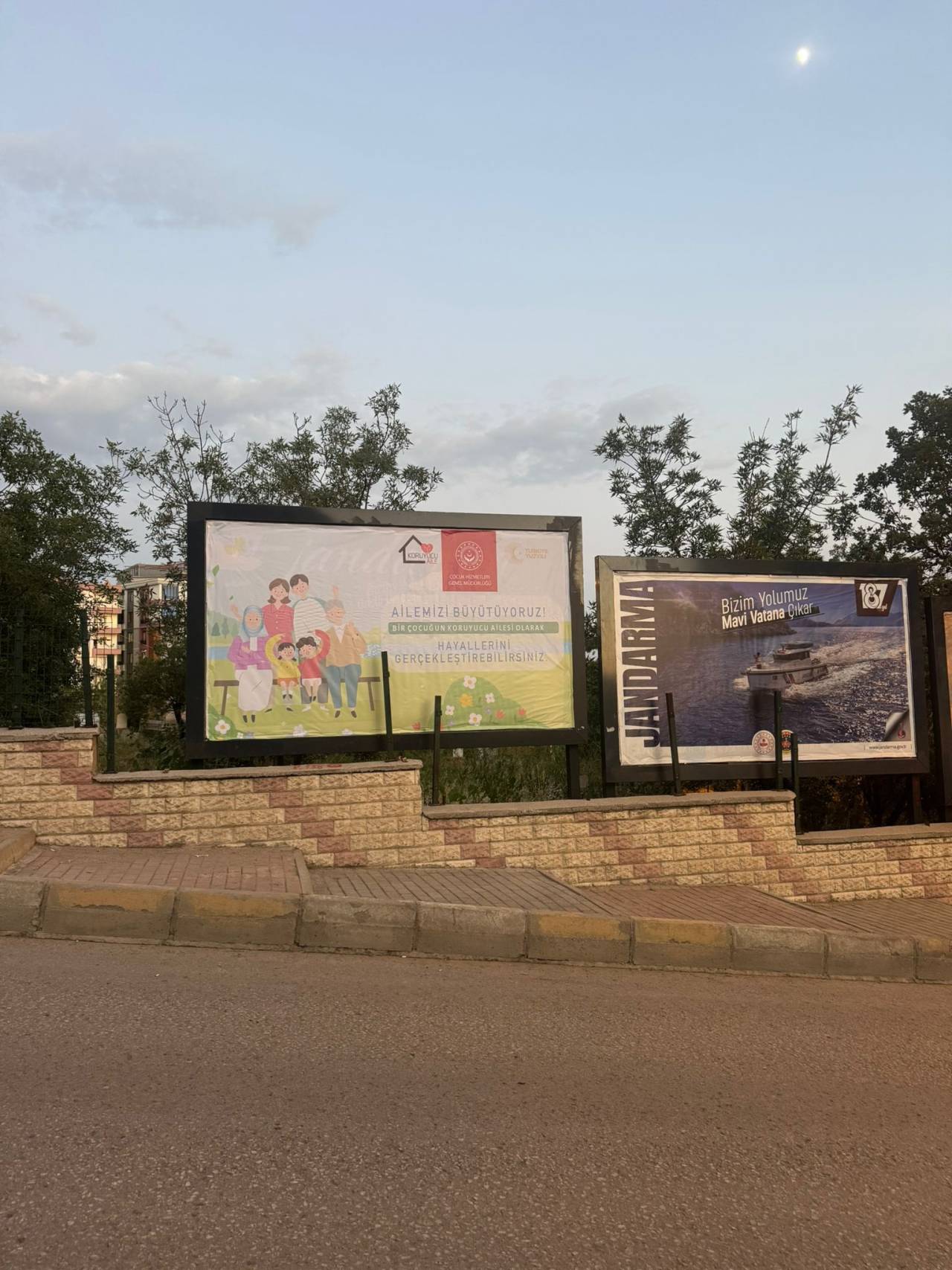 sirnakta-koruyucu-aile-farkindaligi-icin-billboardlara-afis-asildi-3.jpg