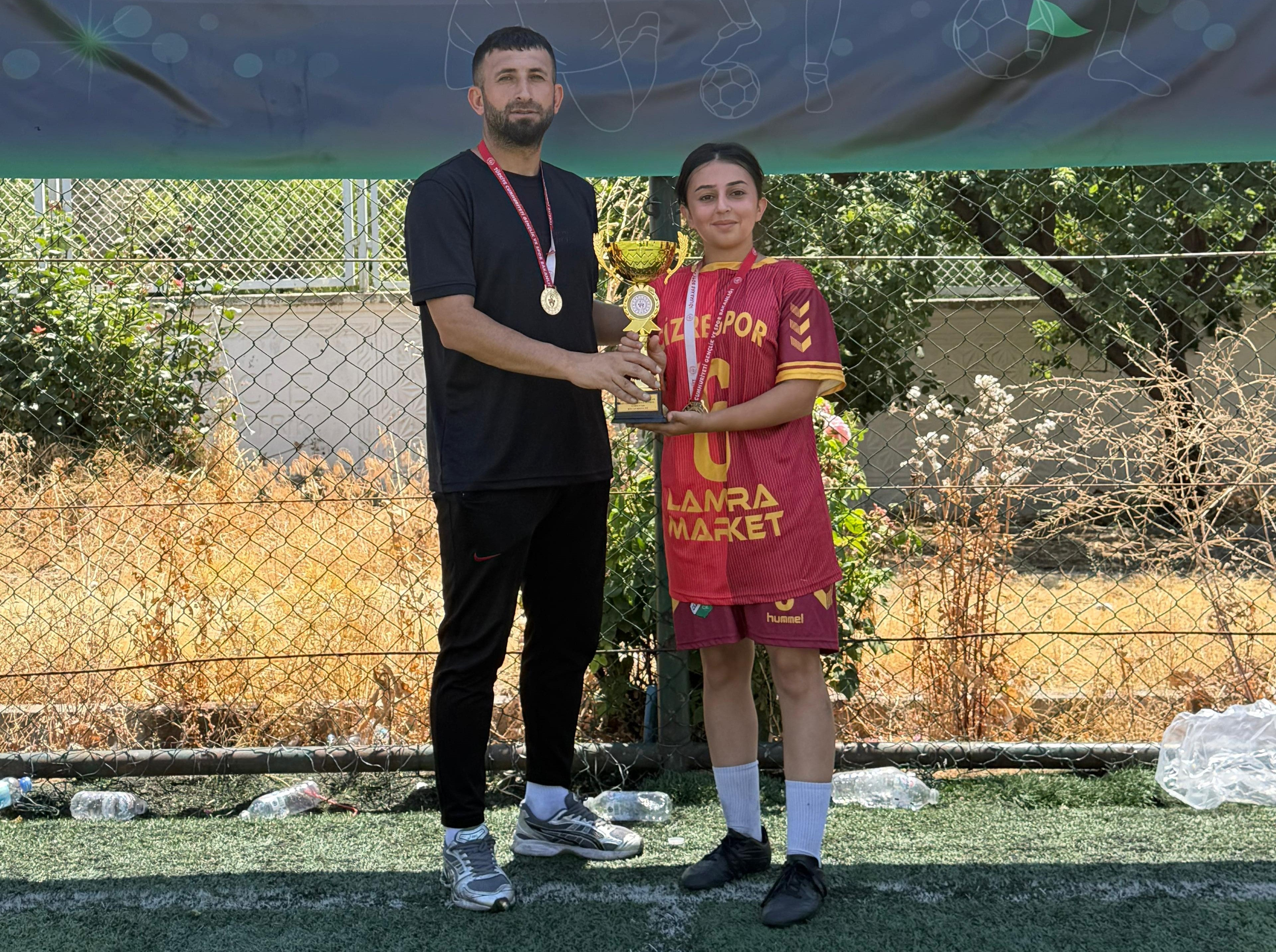 bolge-sampiyonu-olan-cizre-kadin-futbol-takiminin-hedefi-turkiye-kupasi-2.jpeg