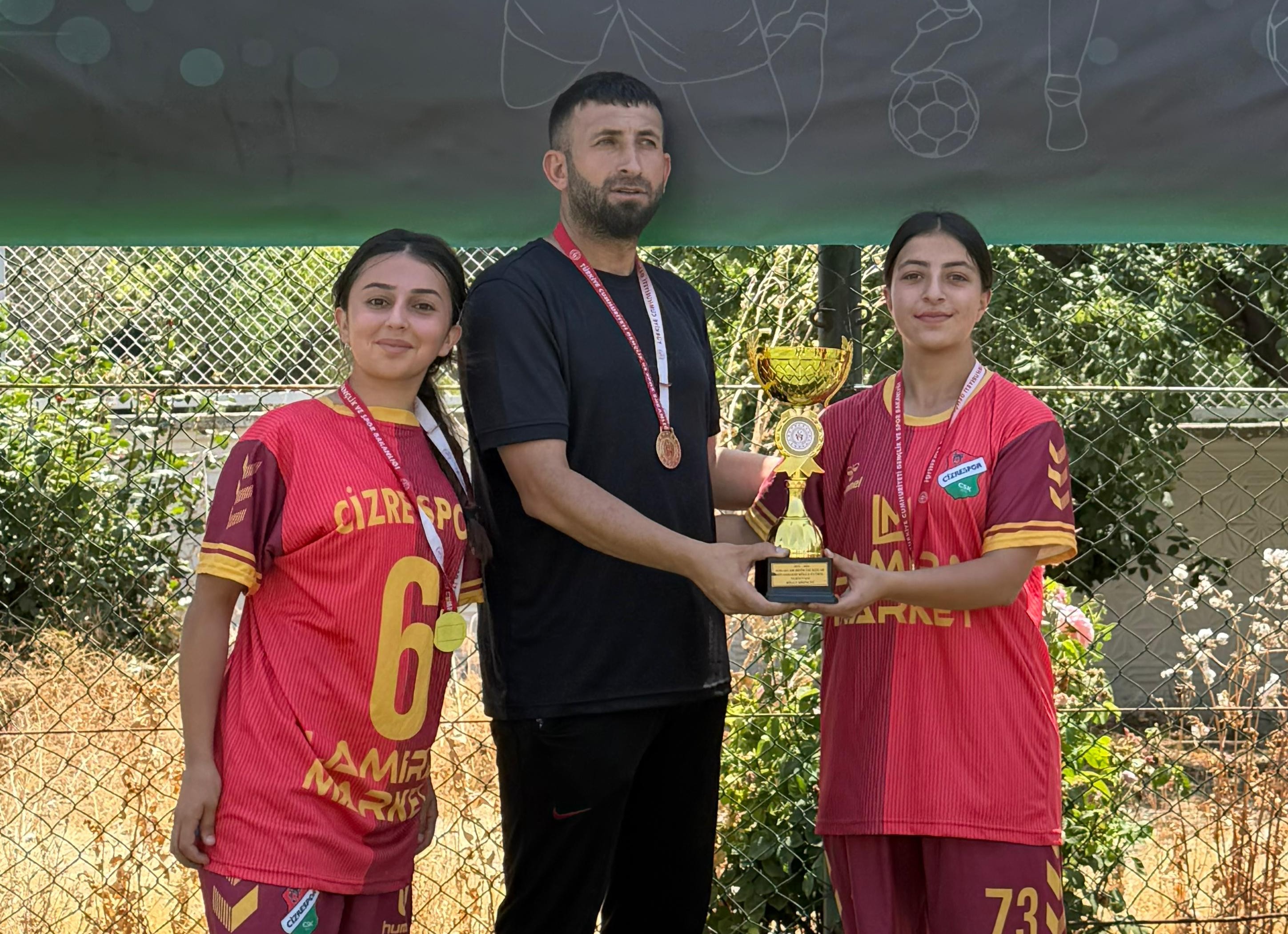 bolge-sampiyonu-olan-cizre-kadin-futbol-takiminin-hedefi-turkiye-kupasi-3.jpeg