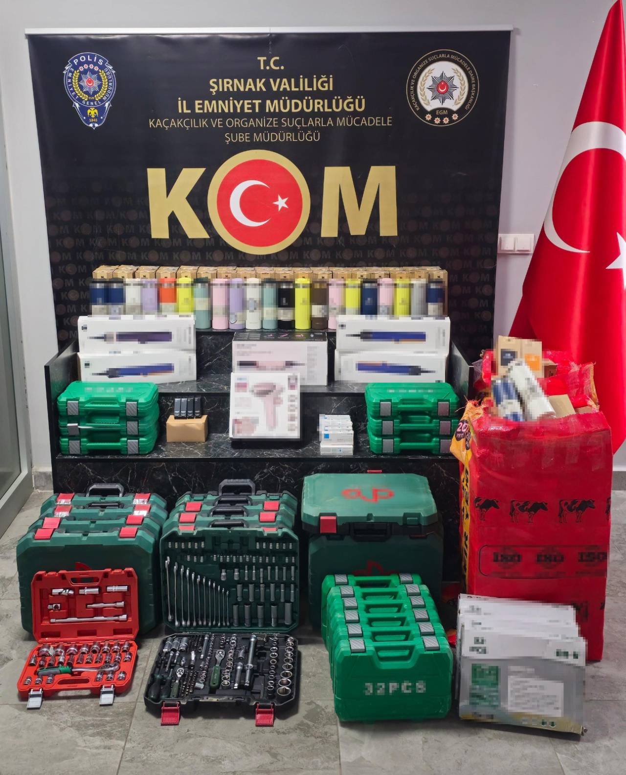 habur-ve-6-ilcede-es-zamanli-baskinlar-uyusturucu-ve-sahte-kimlikler-ele-gecirildi-2.jpg