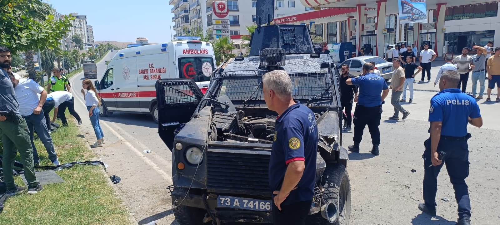 cizrede-polis-zirhli-araci-takla-atti-2-polis-yaralandi-3.jpeg