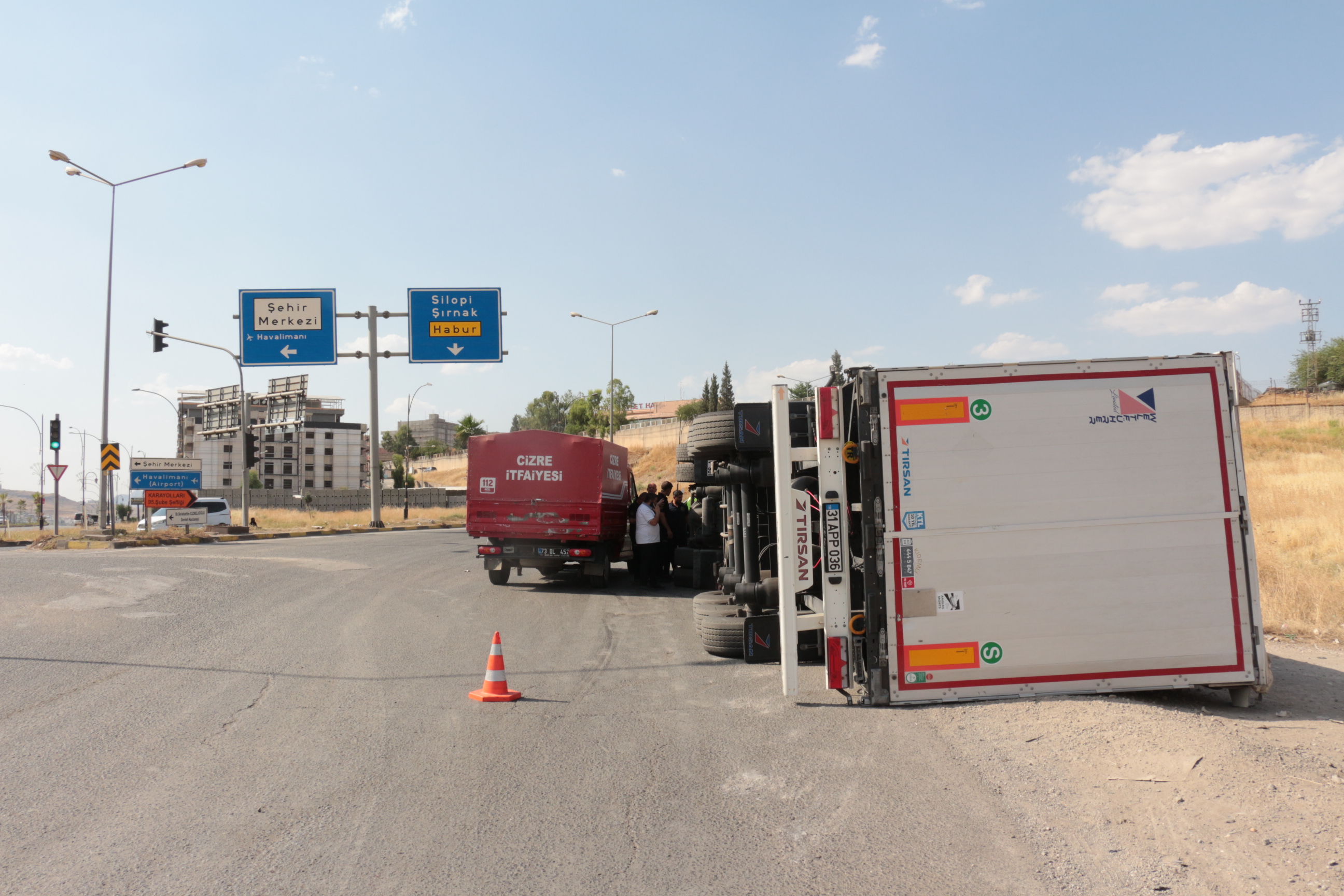 cizrede-viraji-alamayan-tir-devrildi-surucu-olumden-dondu-12.jpg