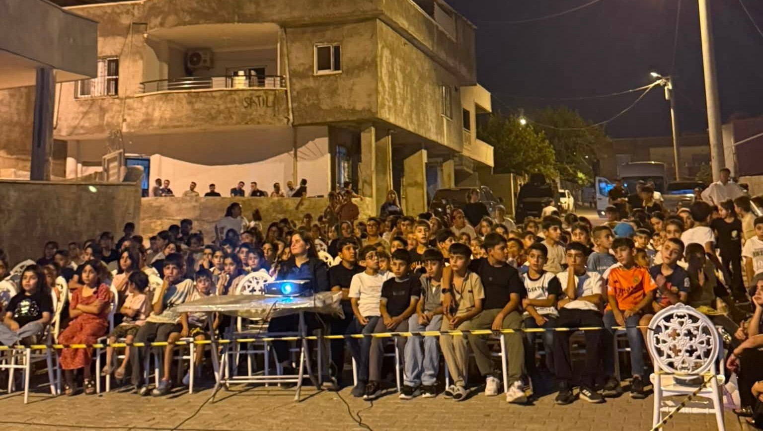 silopide-cocuklar-icin-acik-hava-sinema-etkinligi-duzenlendi-2.jpg