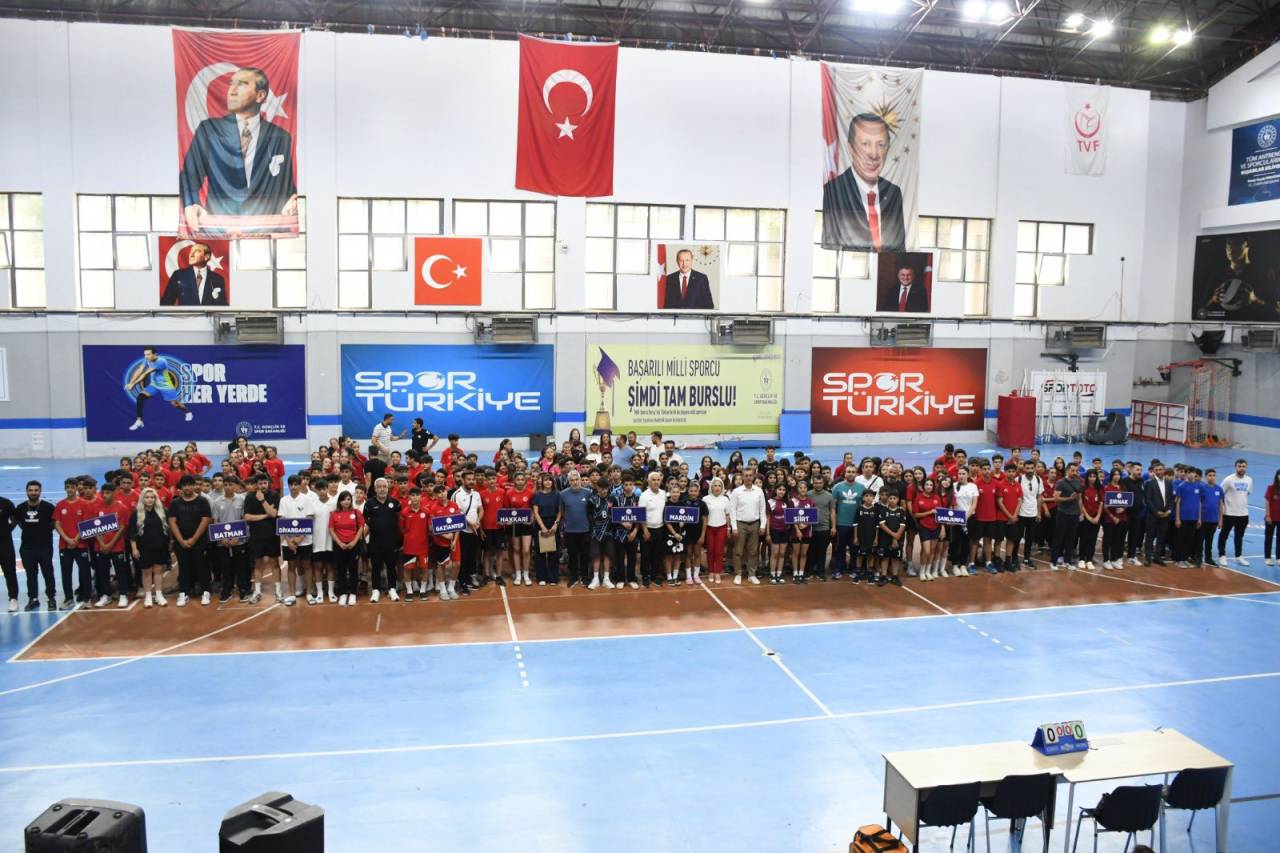 rnak-analig-voleybol-bolge-musabakalarina-ev-sahipligi-yapiyor.jpeg
