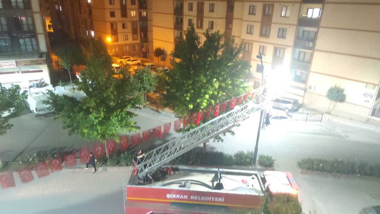 15-temmuz-oncesi-sirnakta-caddeler-turk-bayraklariyla-donatildi2.jpeg