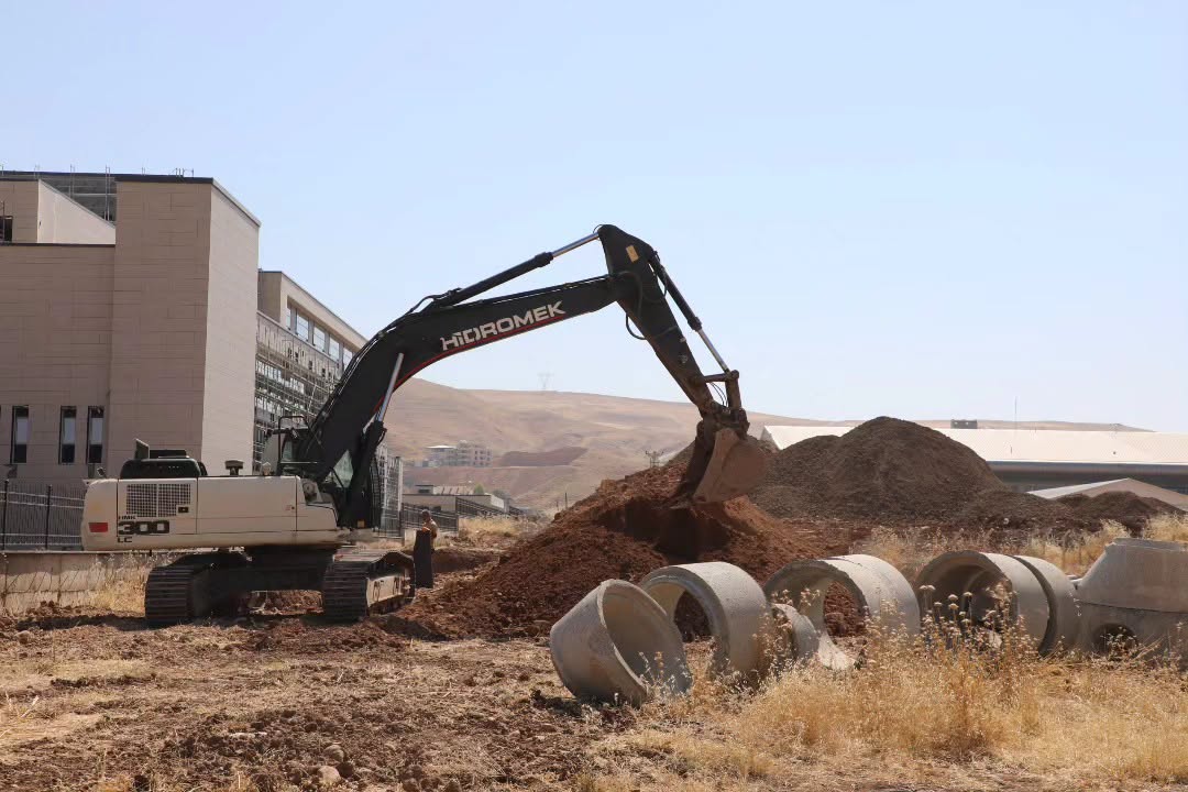 cizrede-yeni-kadin-dogum-ve-cocuk-hastanesine-dev-altyapi-hamlesi-3.jpeg
