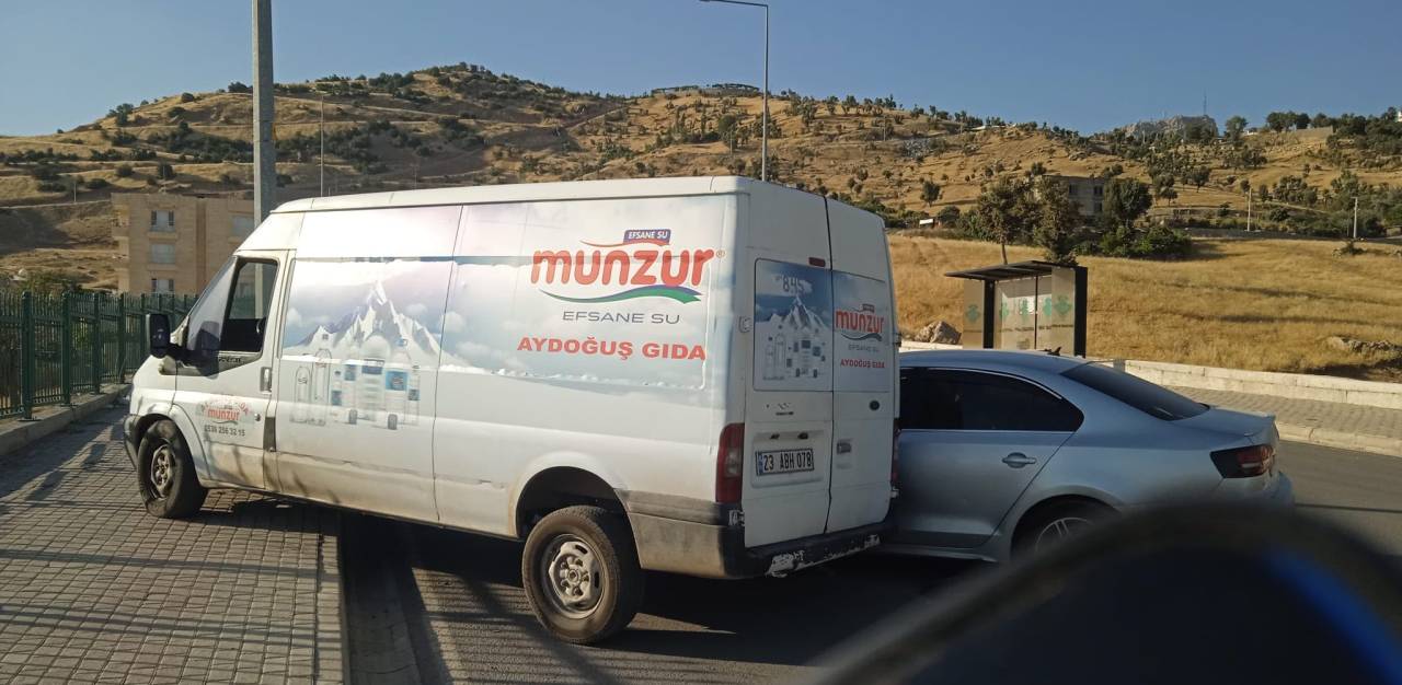 uludere-yolunda-trafik-kazasi-araclarda-maddi-hasar-olustu.jpg