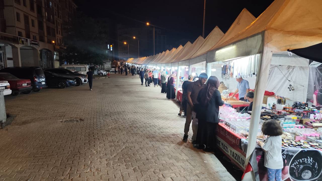 rnakta-yoresel-urunler-pazari-gece-gec-saatlere-kadar-yogun-ilgi-goruyor.jpeg