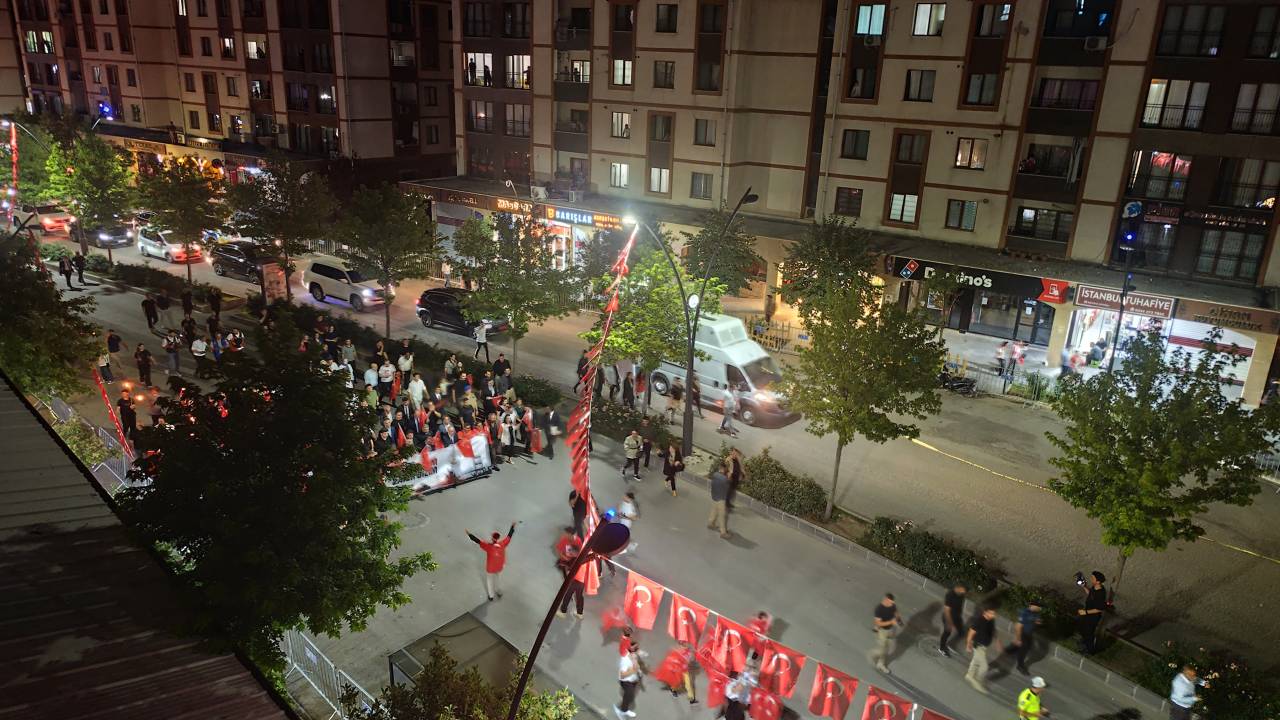 sirnakta-binlerce-kisi-dev-turk-bayragi-ve-mesalelerle-yurudu2.jpeg