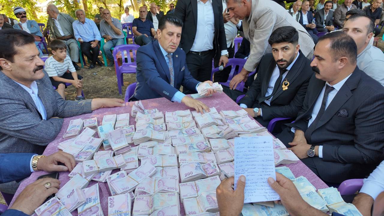 sirnakta-binlerce-kisinin-katildigi-dugunde-6-milyon-liralik-taki2.jpg