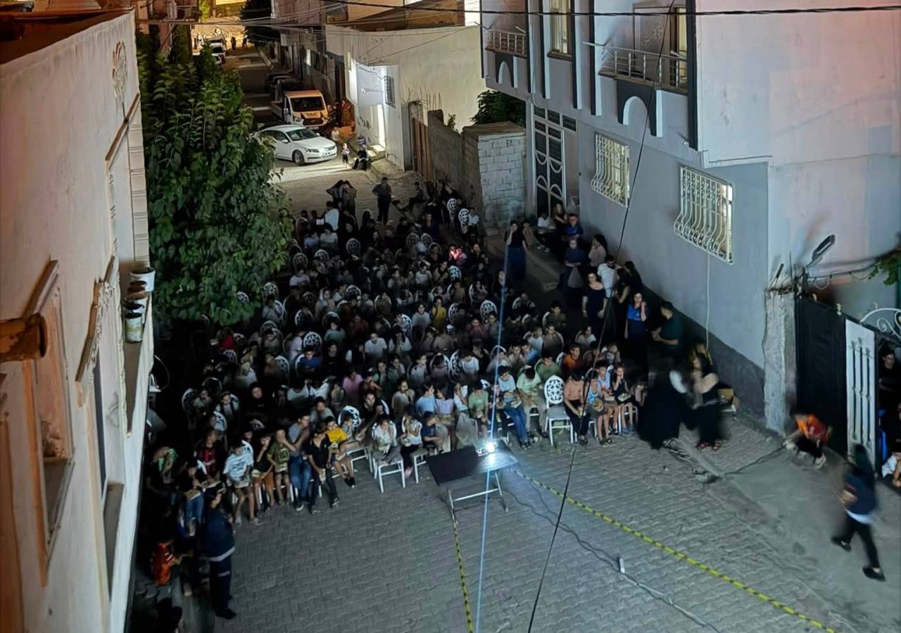 silopide-yaz-aksami-surprizi-cocuklar-acik-havada-sinema-keyfiyle-costu.jpg