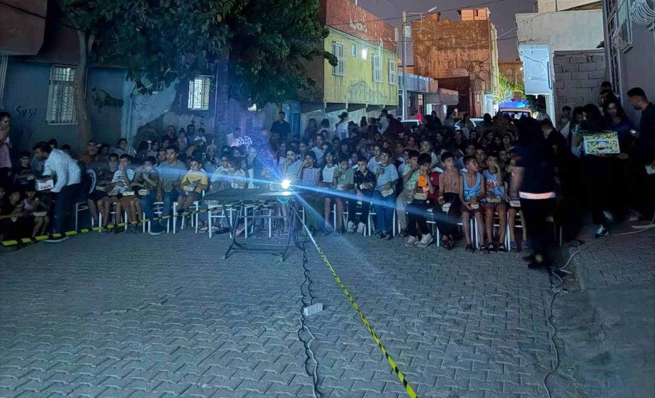 silopide-yaz-aksami-surprizi-cocuklar-acik-havada-sinema-keyfiyle-costu4.jpg