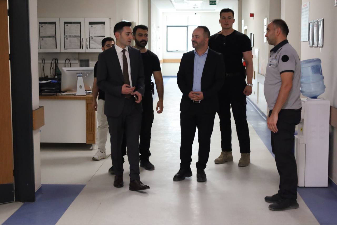 uludere-kaymakami-salih-kayadan-devlet-hastanesine-ziyaret.jpeg