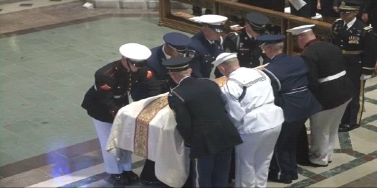 abdli-cumhuriyetci-senator-lindsey-graham-icin-cenaze-toreni-duzenlendi2.jpg