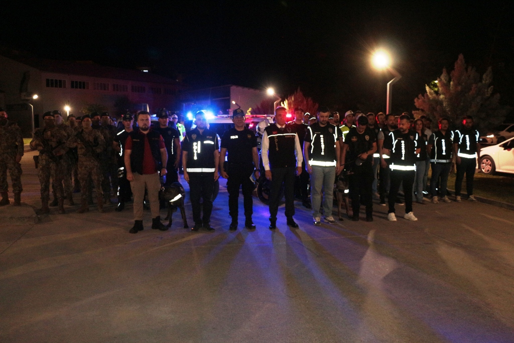cizrede-400-polisle-dev-huzur-ve-guven-uygulamasi-sirnak-huzurluysa-turkiye-huzurludur-4.jpg