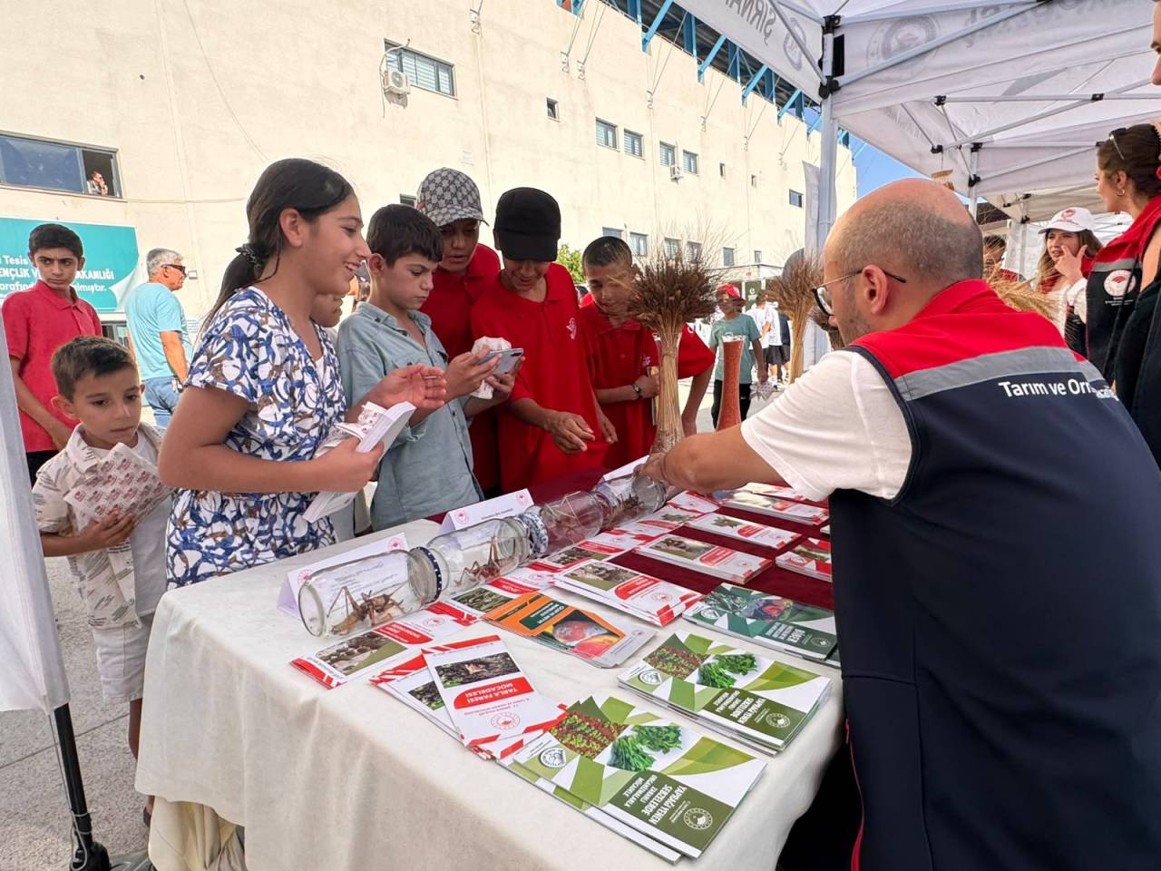 sirnakta-teknofest-standinda-dikkat-ceken-konu-avci-cekirgeler4.jpeg
