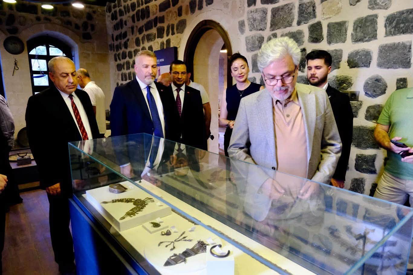 meb-ust-yonetimi-ve-81-il-muduru-cizrenin-tarihi-mirasini-yerinde-inceledi-1-001.jpg