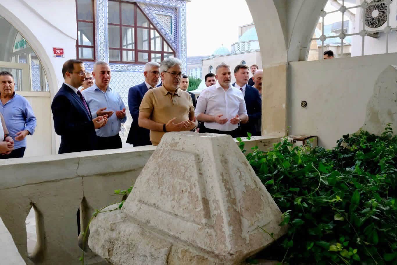 meb-ust-yonetimi-ve-81-il-muduru-cizrenin-tarihi-mirasini-yerinde-inceledi-2-001.jpg