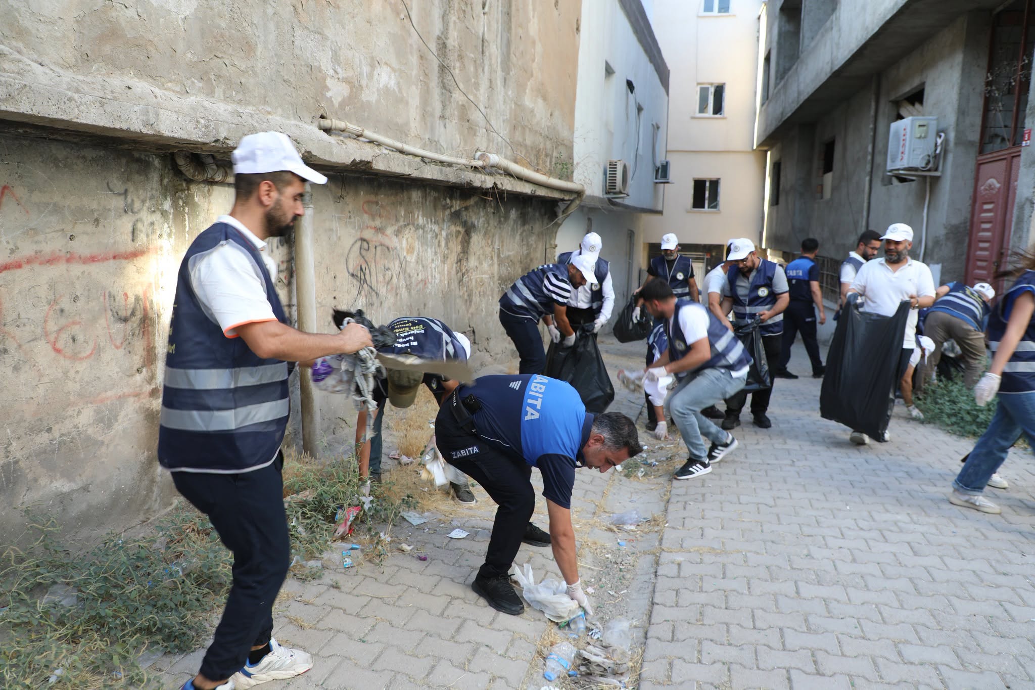 cizre-belediyesinin-kolektif-emekle-temiz-kentler-kampanyasi-devam-ediyor-8.jpeg