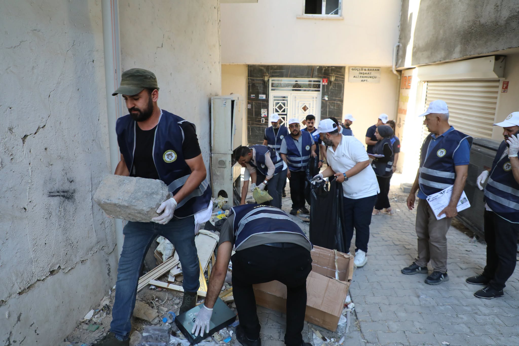 cizre-belediyesinin-kolektif-emekle-temiz-kentler-kampanyasi-devam-ediyor-9.jpeg