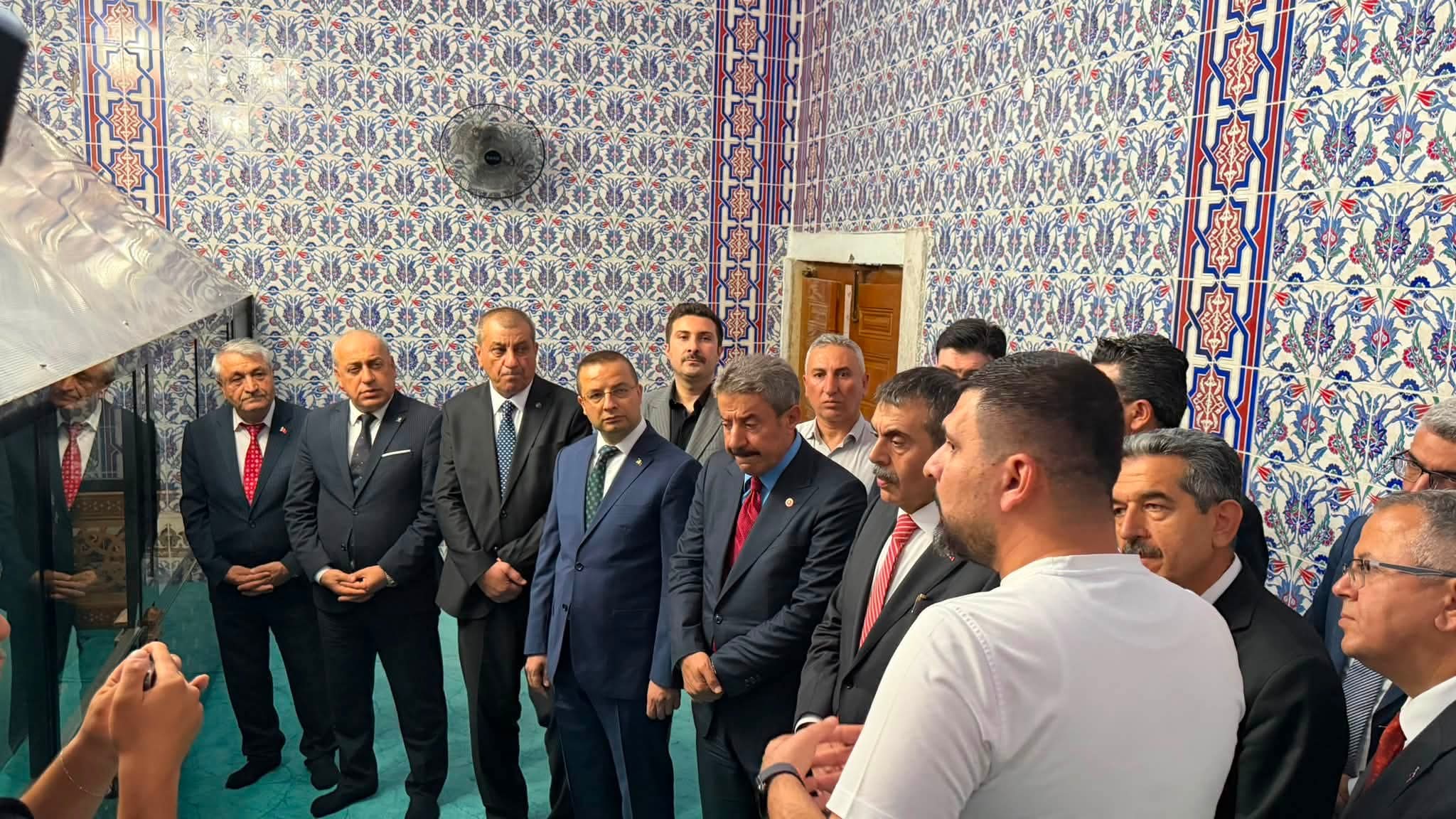 milli-egitim-bakani-yusuf-tekin-cizrenin-tarihi-mekanlarini-gezdi-4.jpeg