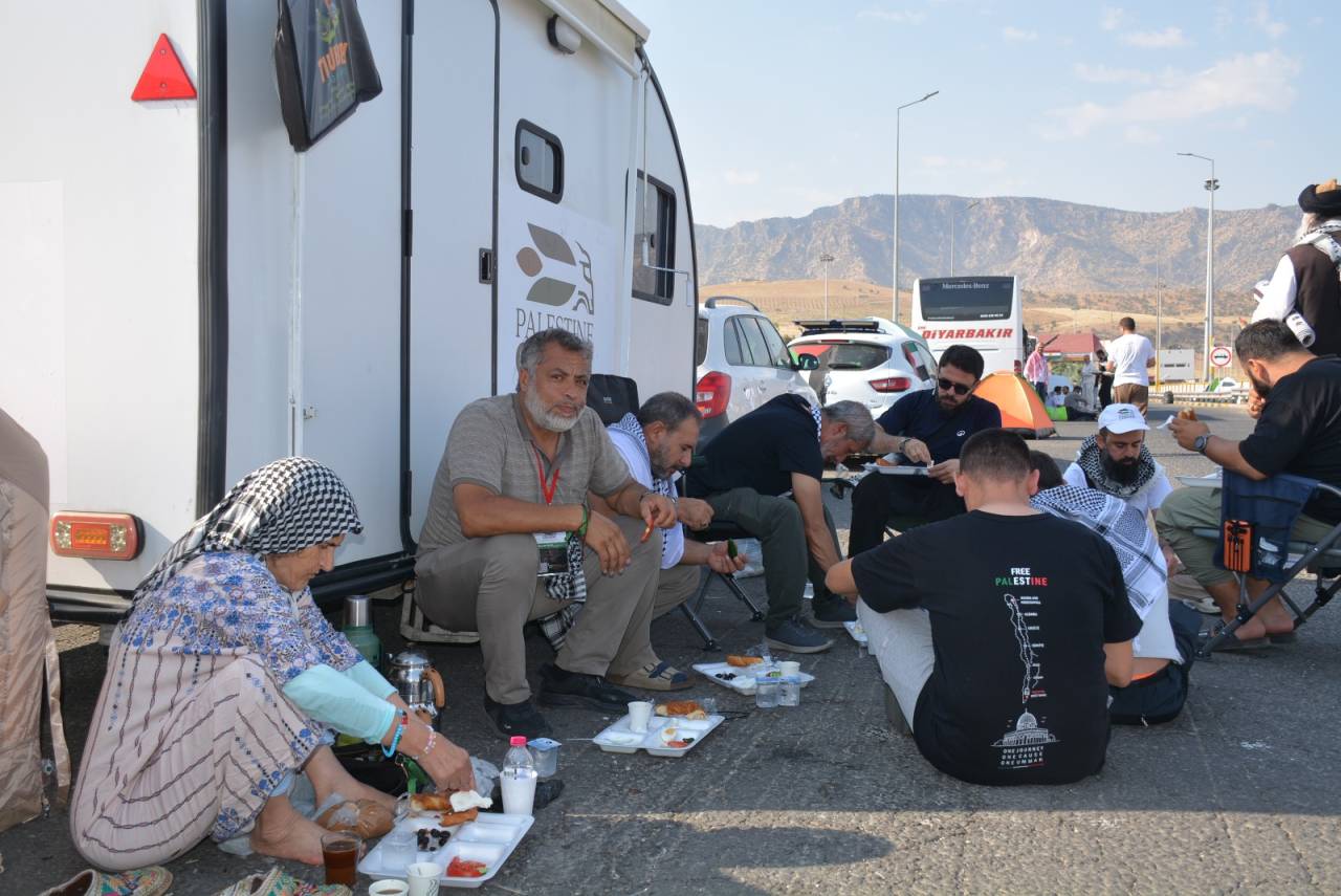 filistin-konvoyunun-sinirdaki-6-gununde-sirnakli-is-insani-yusuf-bilin-yanlarinda-oldu-1.jpeg