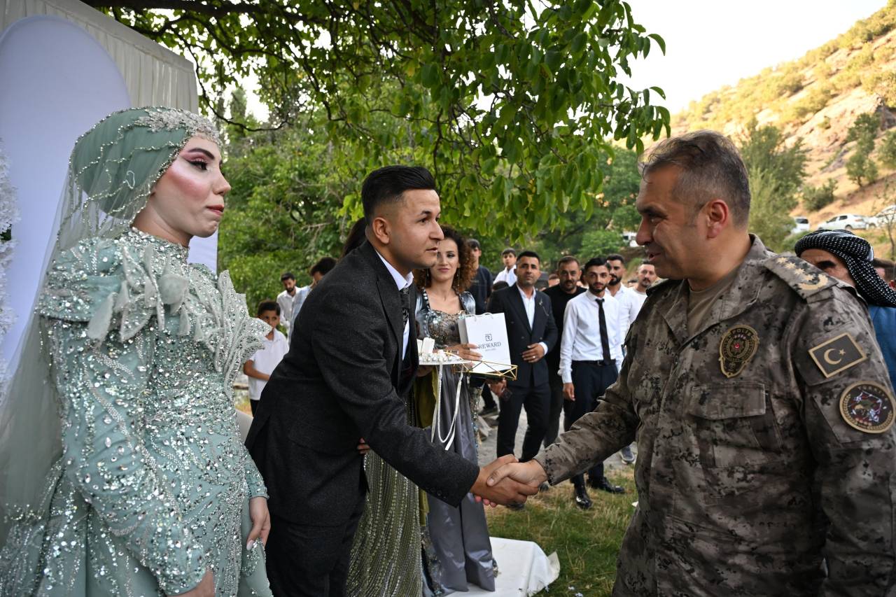 sirnakta-mutlu-gun-polis-memuru-ile-kanaat-onderinin-kizi-nisanlandi.jpeg