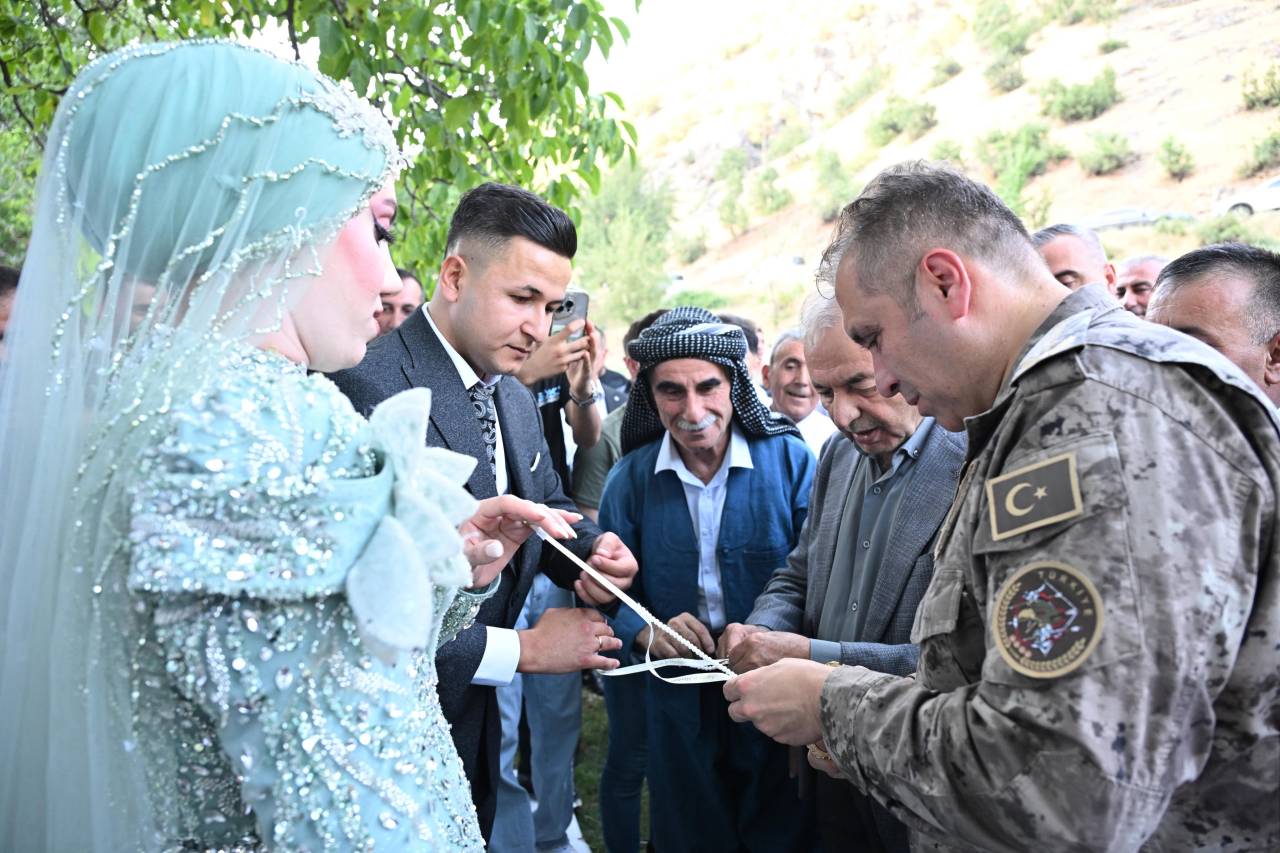 sirnakta-mutlu-gun-polis-memuru-ile-kanaat-onderinin-kizi-nisanlandi3.jpeg