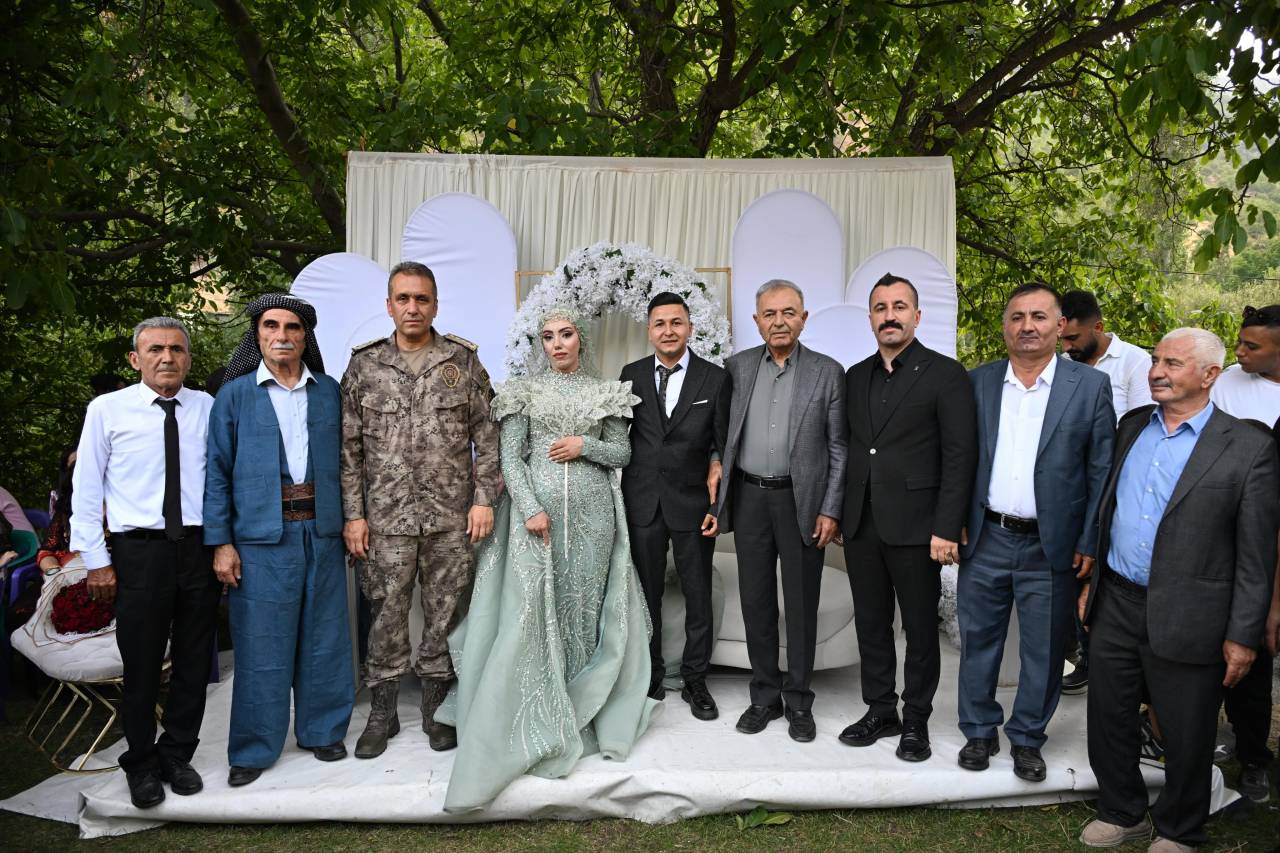 sirnakta-mutlu-gun-polis-memuru-ile-kanaat-onderinin-kizi-nisanlandi4.jpeg