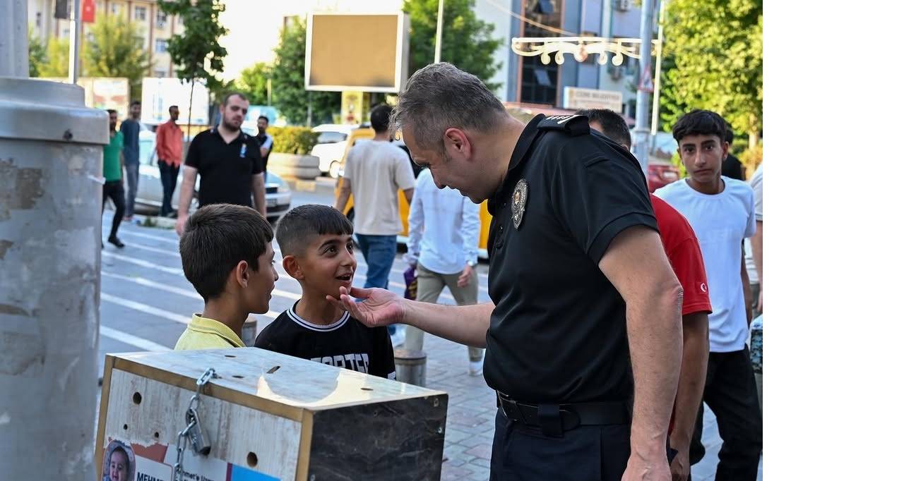 rnak-emniyet-muduru-sazak-cizrede-cocuklarla-sohbet-etti2.jpg