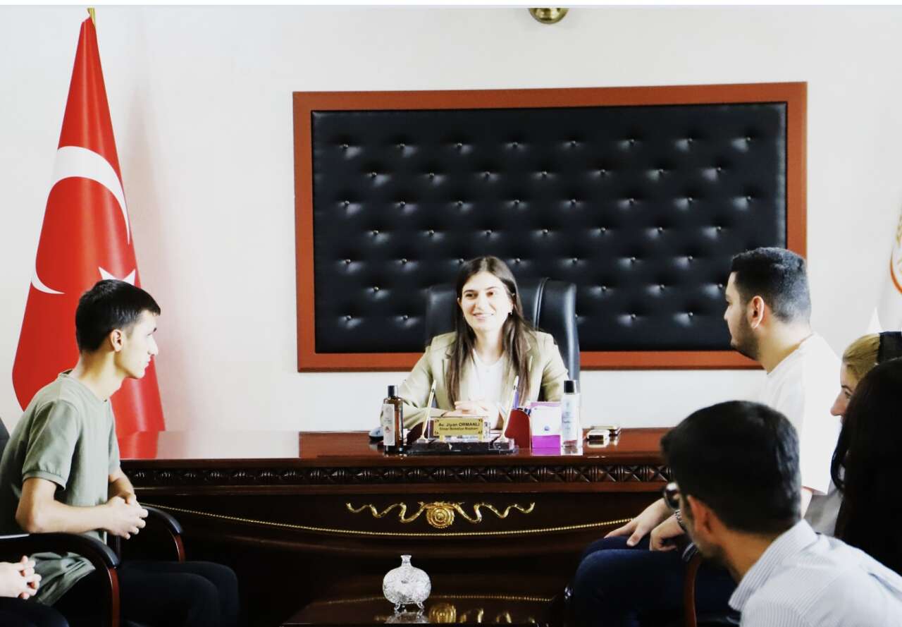 silopi-belediye-baskani-jiyan-ormanli-yksde-yuksek-dereceler-elde-eden-ogrencileri-makaminda-agirlayarak-basarilarindan-dolayi-tebrik-etti