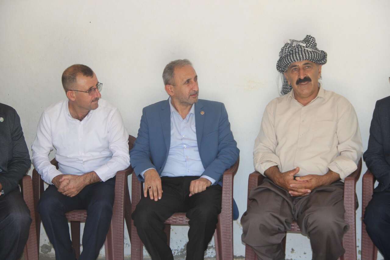 sirnakin-beytussebap-ilcesinde-temaslarini-surduren-huda-par-gaziantep-milletvekili-sehzade-demir-tasarasi-koyunu-ziyaret-ederek-kanaat-onderi-mehmet-ecer-ve-koy-muhtari-serhat-ecerle-gorustu