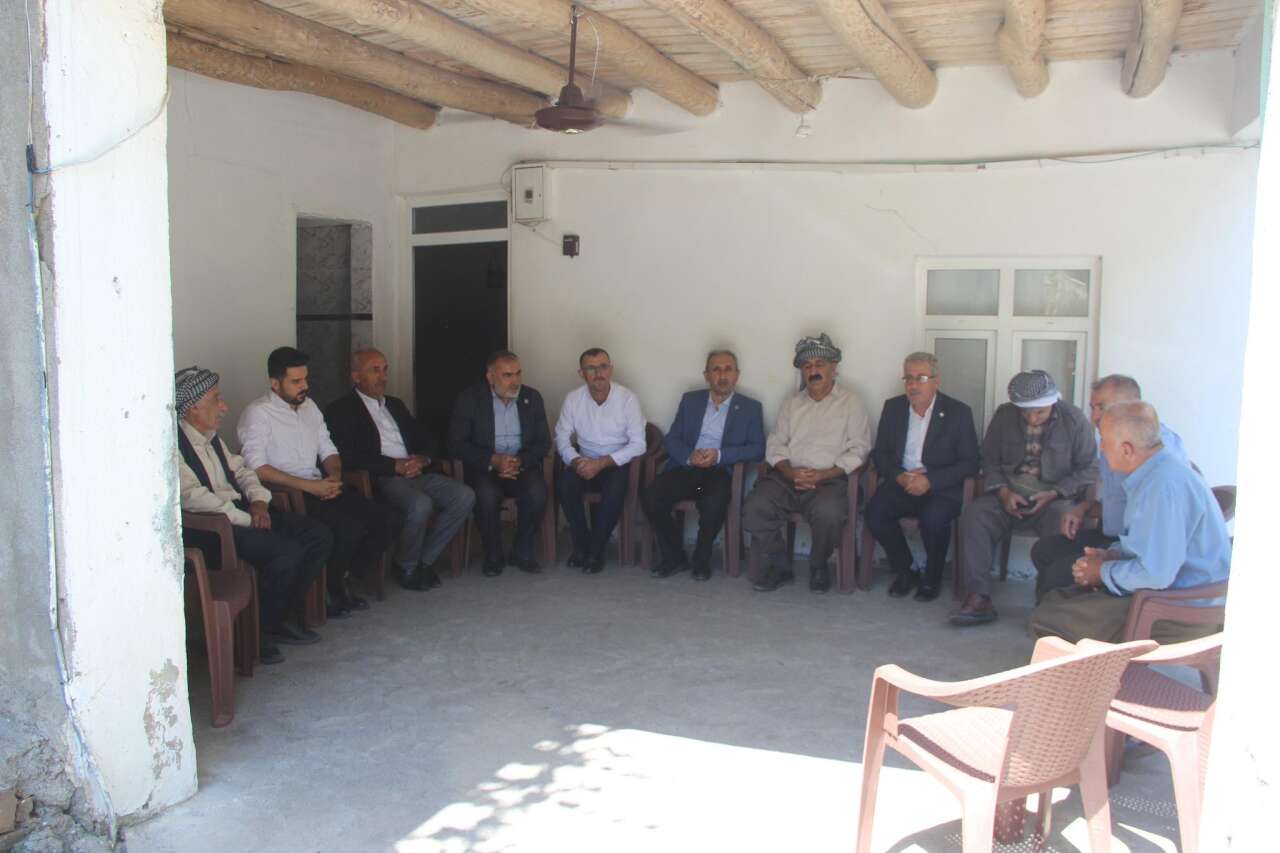 sirnakin-beytussebap-ilcesinde-temaslarini-surduren-huda-par-gaziantep-milletvekili-sehzade-demir-tasarasi-koyunu-ziyaret-ederek-kanaat-onderi-mehmet-ecer-ve-koy-muhtari-serhat-ecerle-gorustu