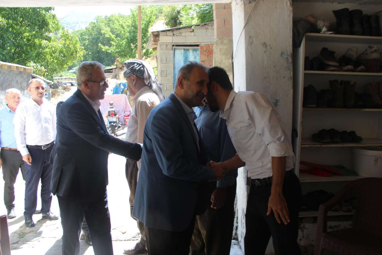 sirnakin-beytussebap-ilcesinde-temaslarini-surduren-huda-par-gaziantep-milletvekili-sehzade-demir-tasarasi-koyunu-ziyaret-ederek-kanaat-onderi-mehmet-ecer-ve-koy-muhtari-serhat-ecerle-gorustu
