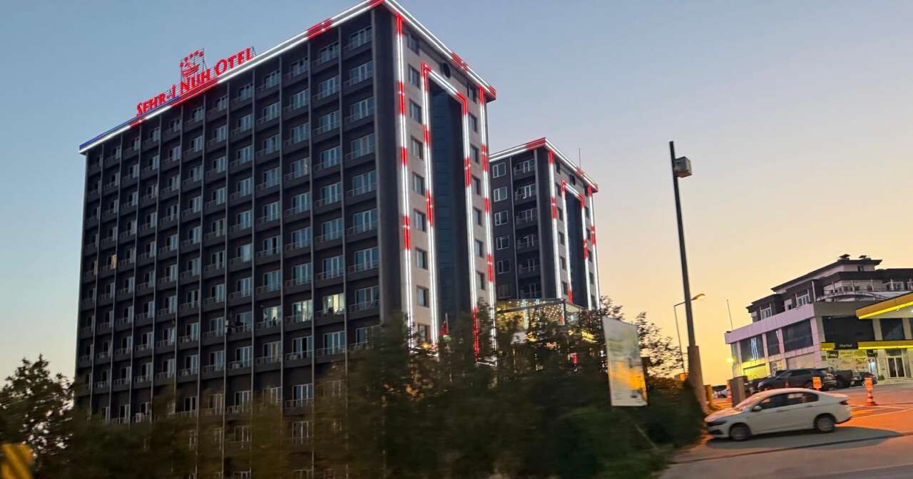 sirnakta-zafer-bayrami-isiltisi-sehr-i-nuh-otel-kirmizi-beyaza-burundu