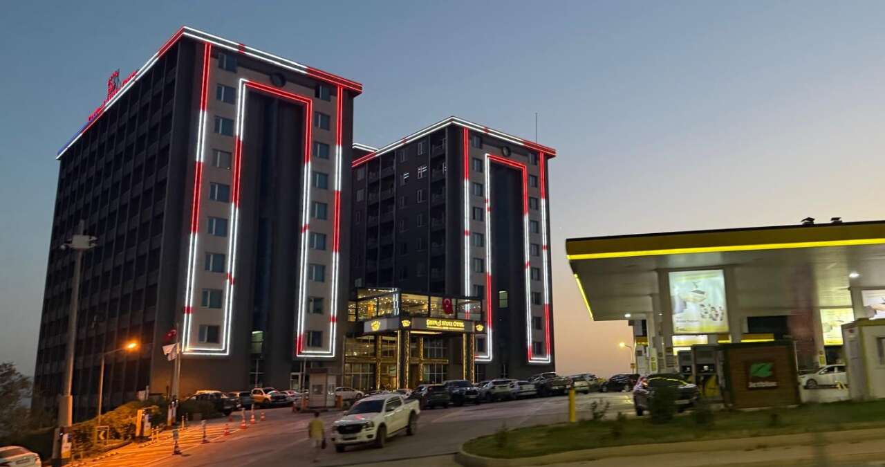 sirnakta-zafer-bayrami-isiltisi-sehr-i-nuh-otel-kirmizi-beyaza-burundu