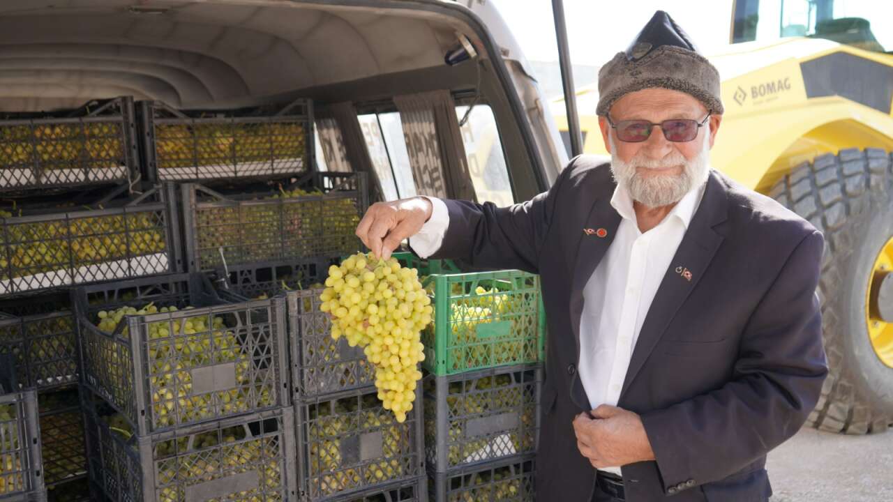 elmaci-dede-bu-kez-1-ton-uzumle-sirnaktaki-mehmetcikin-kapisini-caldi