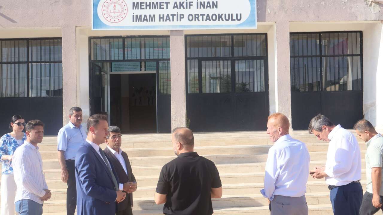 idil-kaymakami-anil-adiguzel-okullardaki-tadilat-calismalarini-yerinde-inceledi