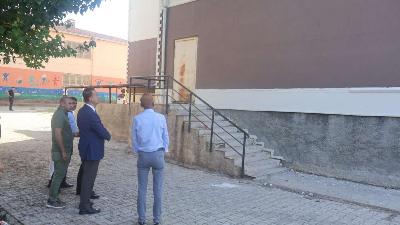 idil-kaymakami-anil-adiguzel-okullardaki-tadilat-calismalarini-yerinde-inceledi