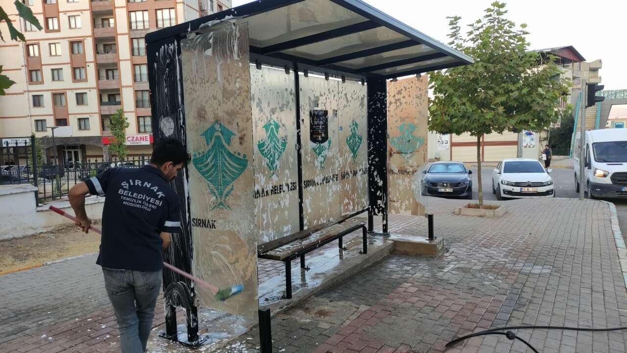 sirnakta-cadde-ve-duraklarda-temizlik-calismasi