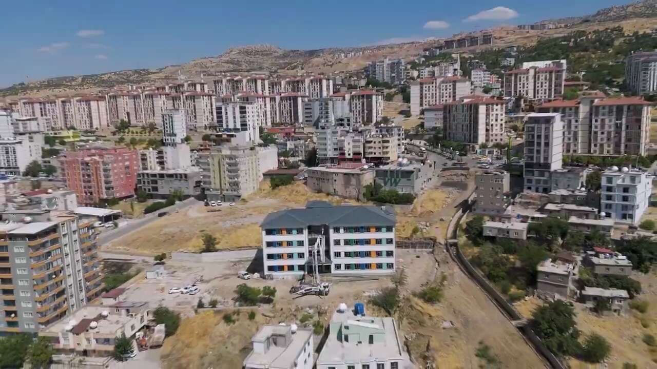 sirnakta-24-derslikli-dev-okul-icin-geri-sayim-95i-tamamlandi-acilis-tarihi-belli-oldu
