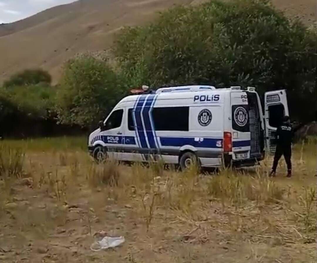 vanda-yurek-yakan-olay-atiyla-dereyi-gecmek-isterken-akintiya-kapilan-genc-coban-kurtarilamadi