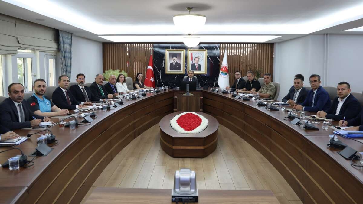 ogrencilerin-guvenligi-icin-tam-kadro-masadalar-sirnak-valiliginde-kritik-zirve