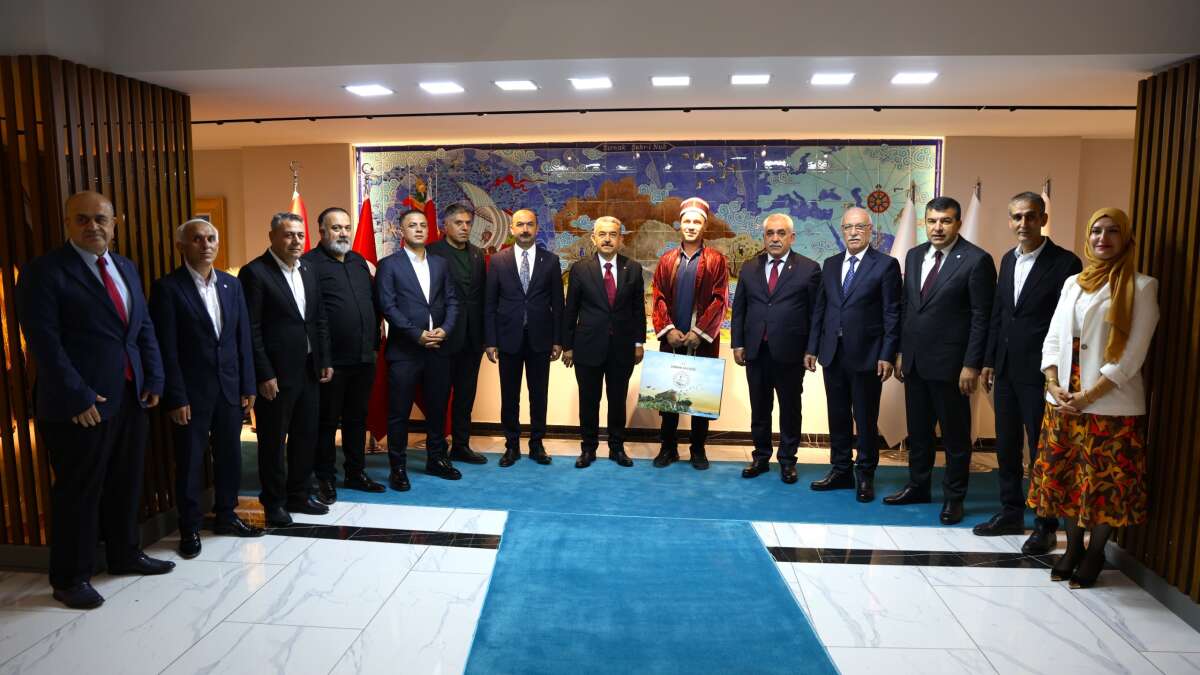 sirnak-valisi-birol-ekici-ahilik-haftasi-kapsaminda-yilin-ahisi-kemal-idin-yilin-kalfasi-resit-yorgan-ve-yilin-ciragi-murat-erine-plaket-takdim-etti