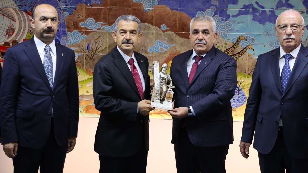 sirnak-valisi-birol-ekici-ahilik-haftasi-kapsaminda-yilin-ahisi-kemal-idin-yilin-kalfasi-resit-yorgan-ve-yilin-ciragi-murat-erine-plaket-takdim-etti